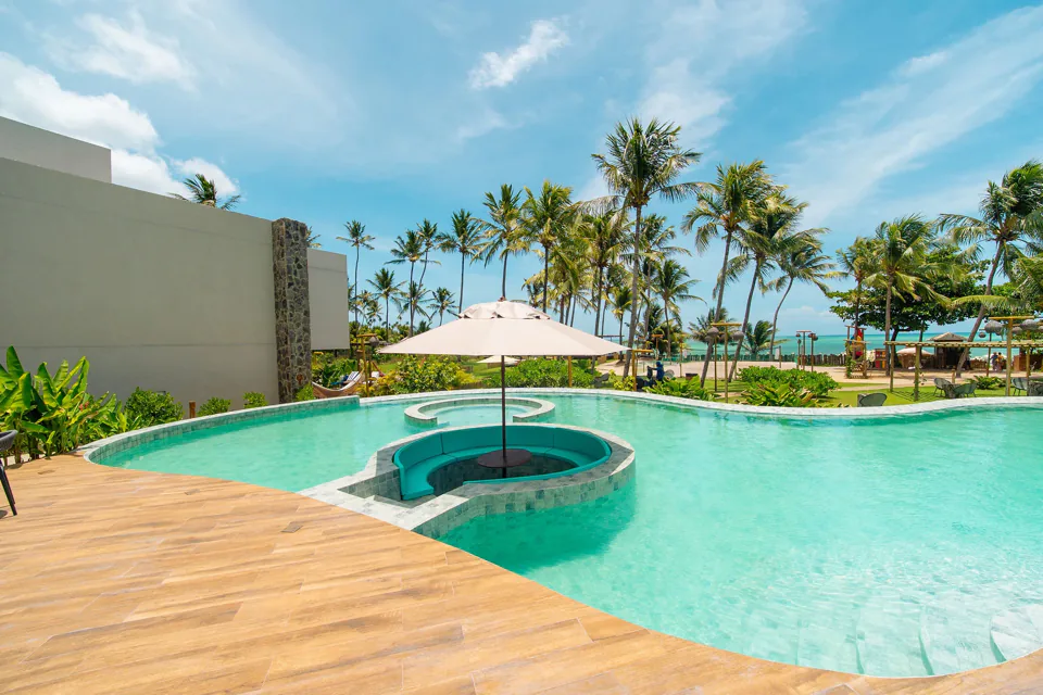 Piscina e beach club do Naluum Residence
